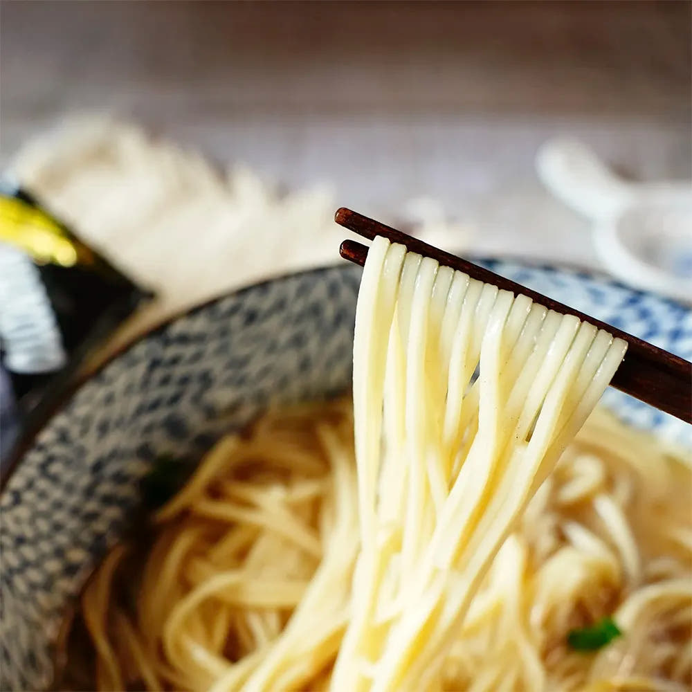 ITSUKI | Ramen Giapponese Istantaneo per Due Persone 176g - Gusto Aglio Nero di Kumamoto