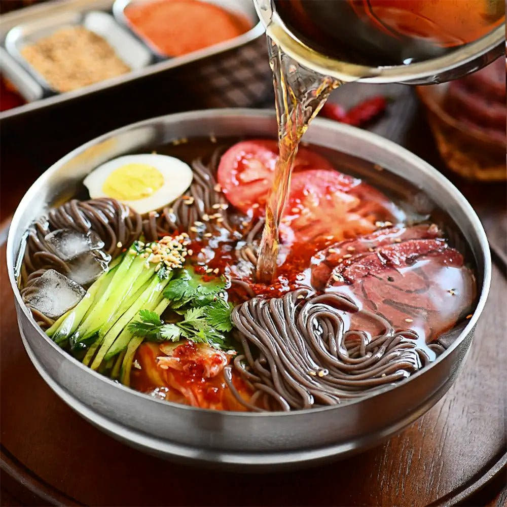 Naengmyeon 283g – Noodles Freddi Coreani con Grano Saraceno (con Salsa Inclusa) - Trovasia - A06004 - 01